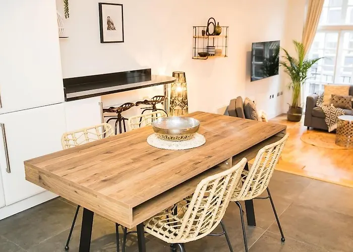 Unique Boutique 2 Bed Apt With Balconies - Central Park Row *