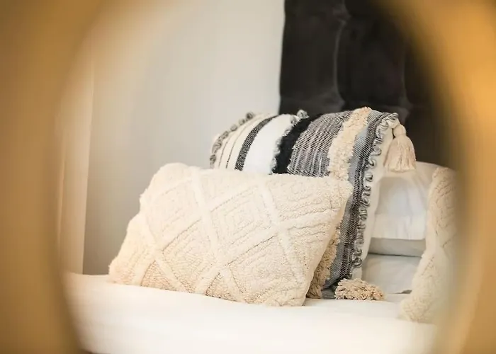 Unique Boutique 2 Bed Apt With Balconies - Central Park Row *