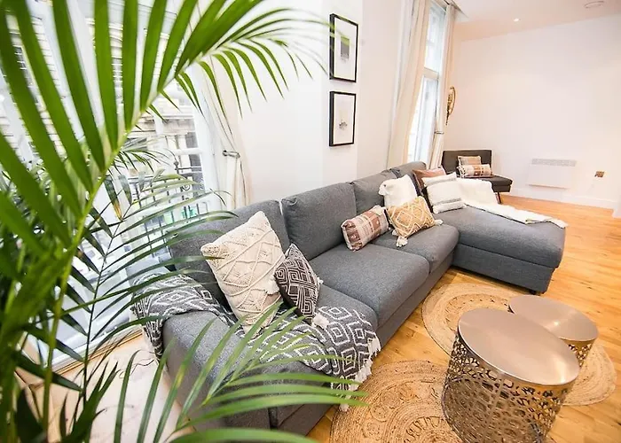 Unique Boutique 2 Bed Apt With Balconies - Central Park Row Leeds (West Yorkshire)