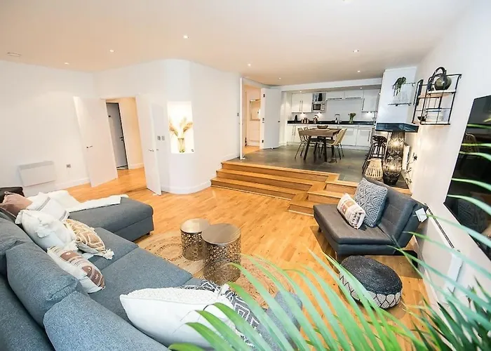 Unique Boutique 2 Bed Apt With Balconies - Central Park Row Leeds (West Yorkshire)