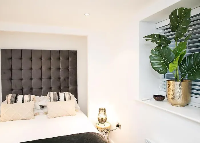 Unique Boutique 2 Bed Apt With Balconies - Central Park Row * Leeds (West Yorkshire)