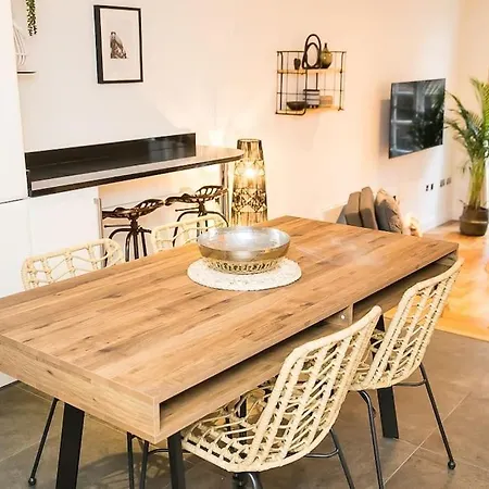 Unique Boutique 2 Bed With Balconies - Park Row *